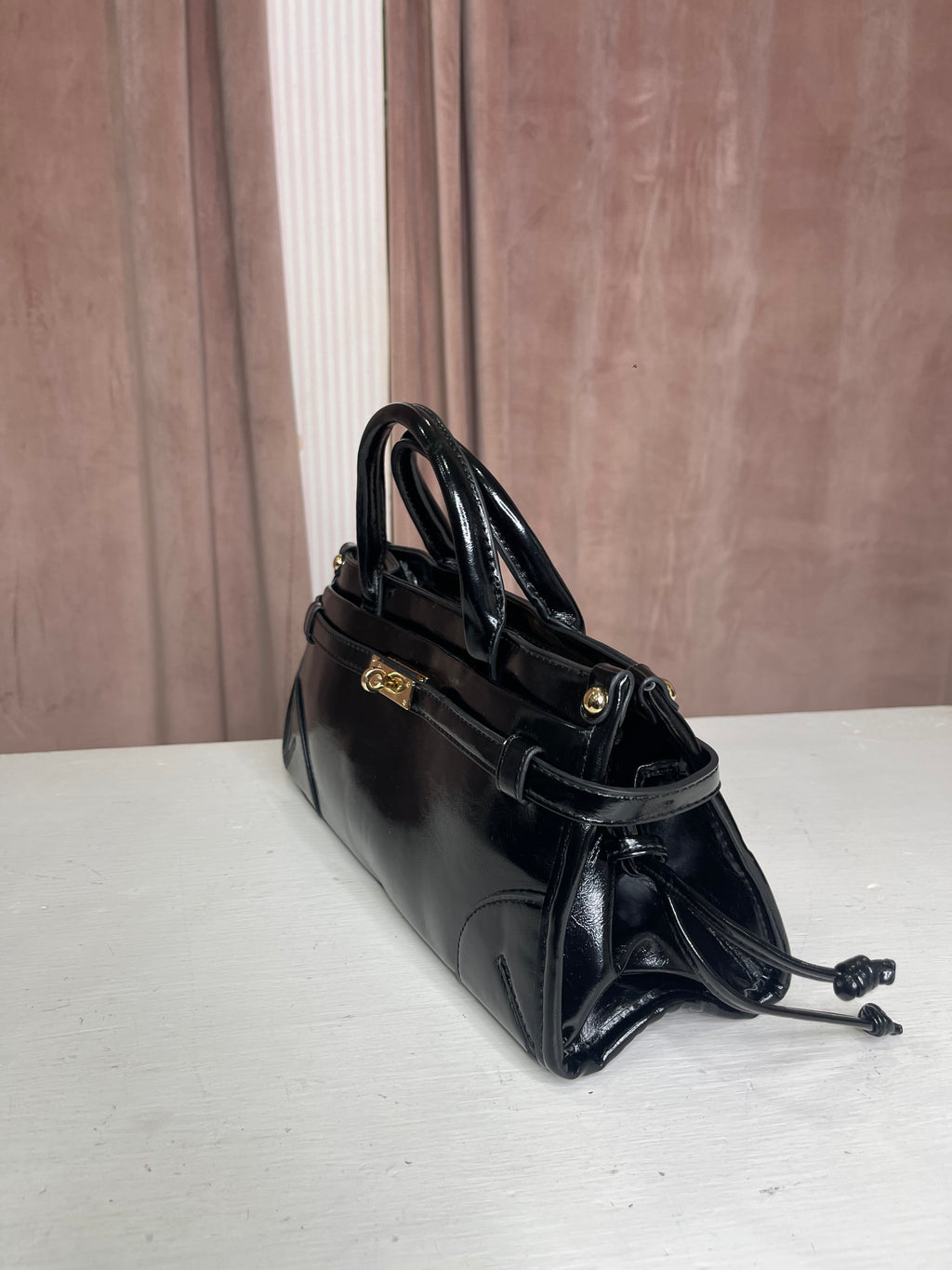 Borsa a mano con finiture lucide