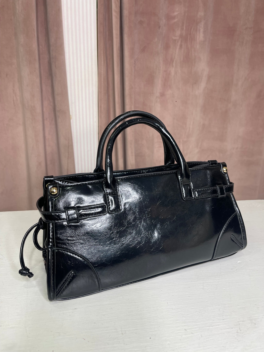 Borsa a mano con finiture lucide