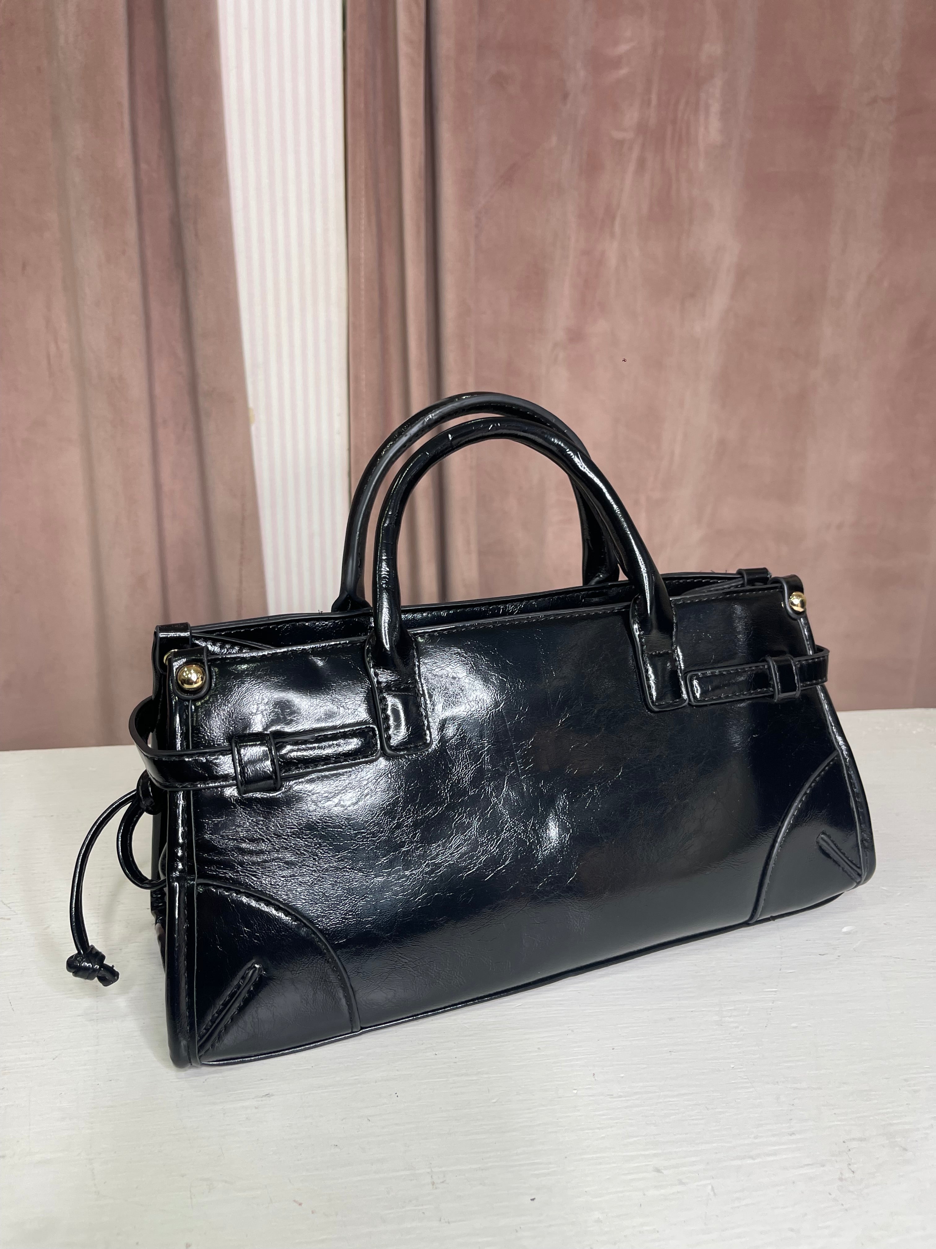 Borsa a mano con finiture lucide