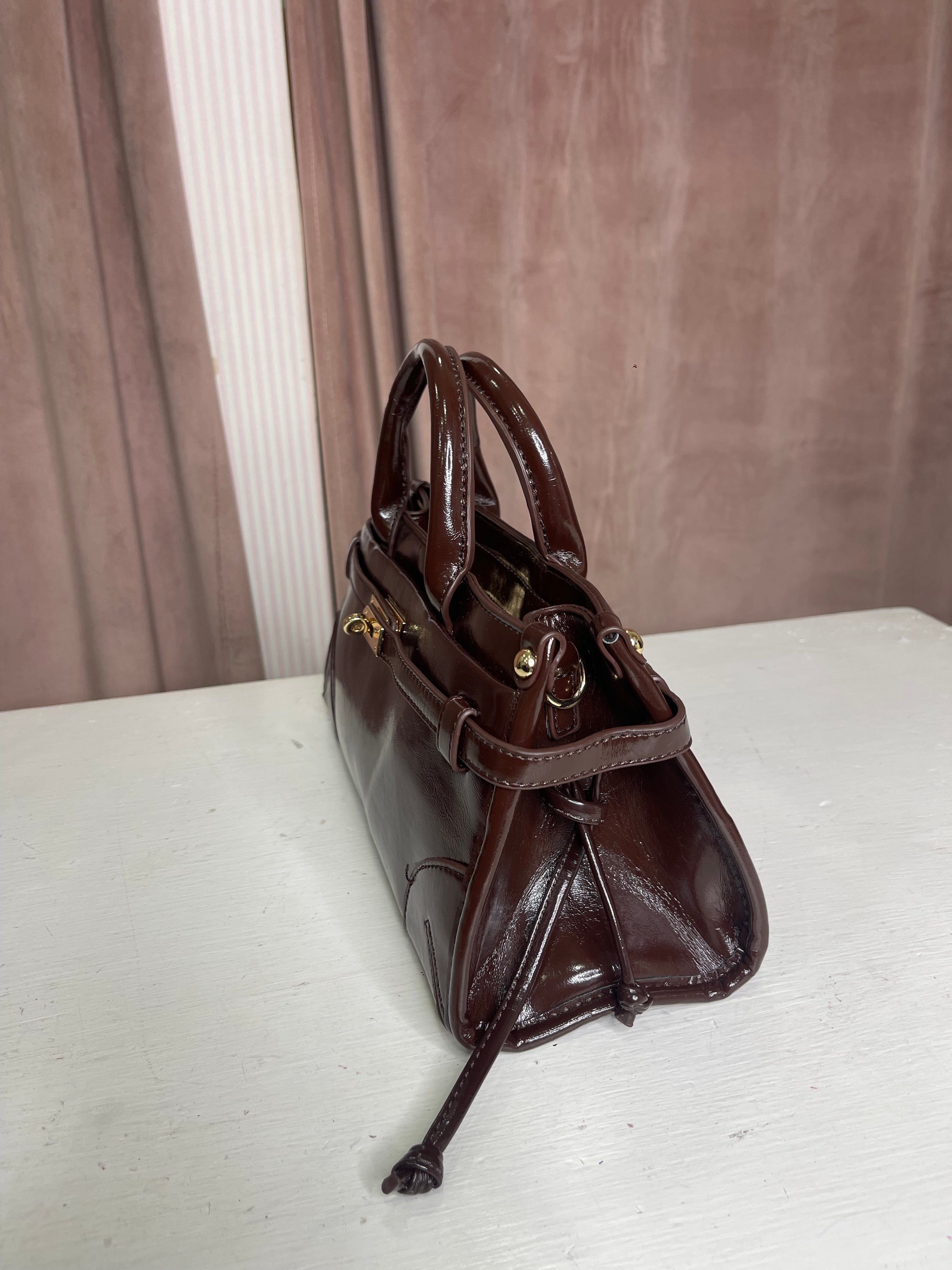 Borsa a mano con finiture lucide