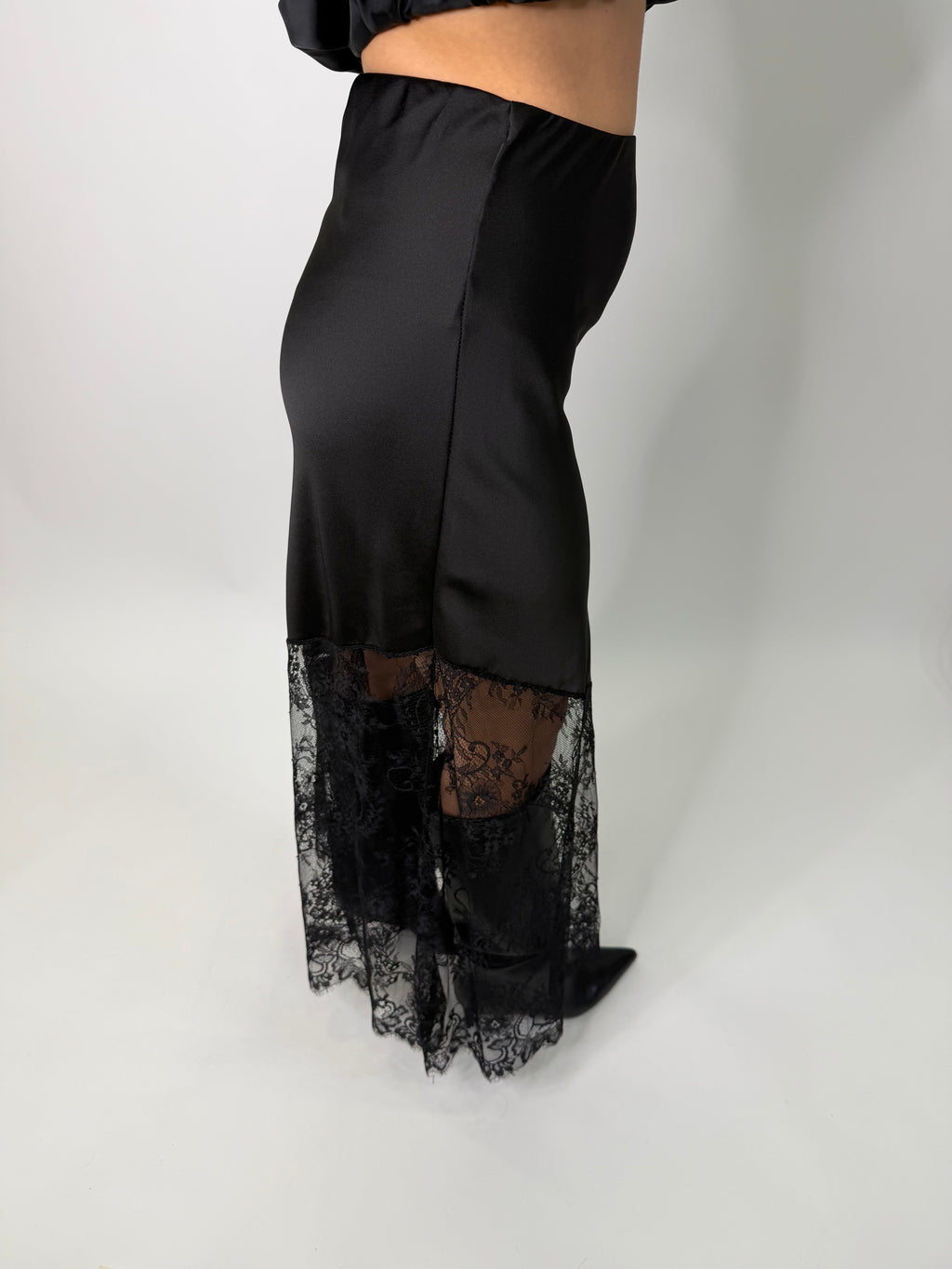 Gonna satinata pizzo nero 7250