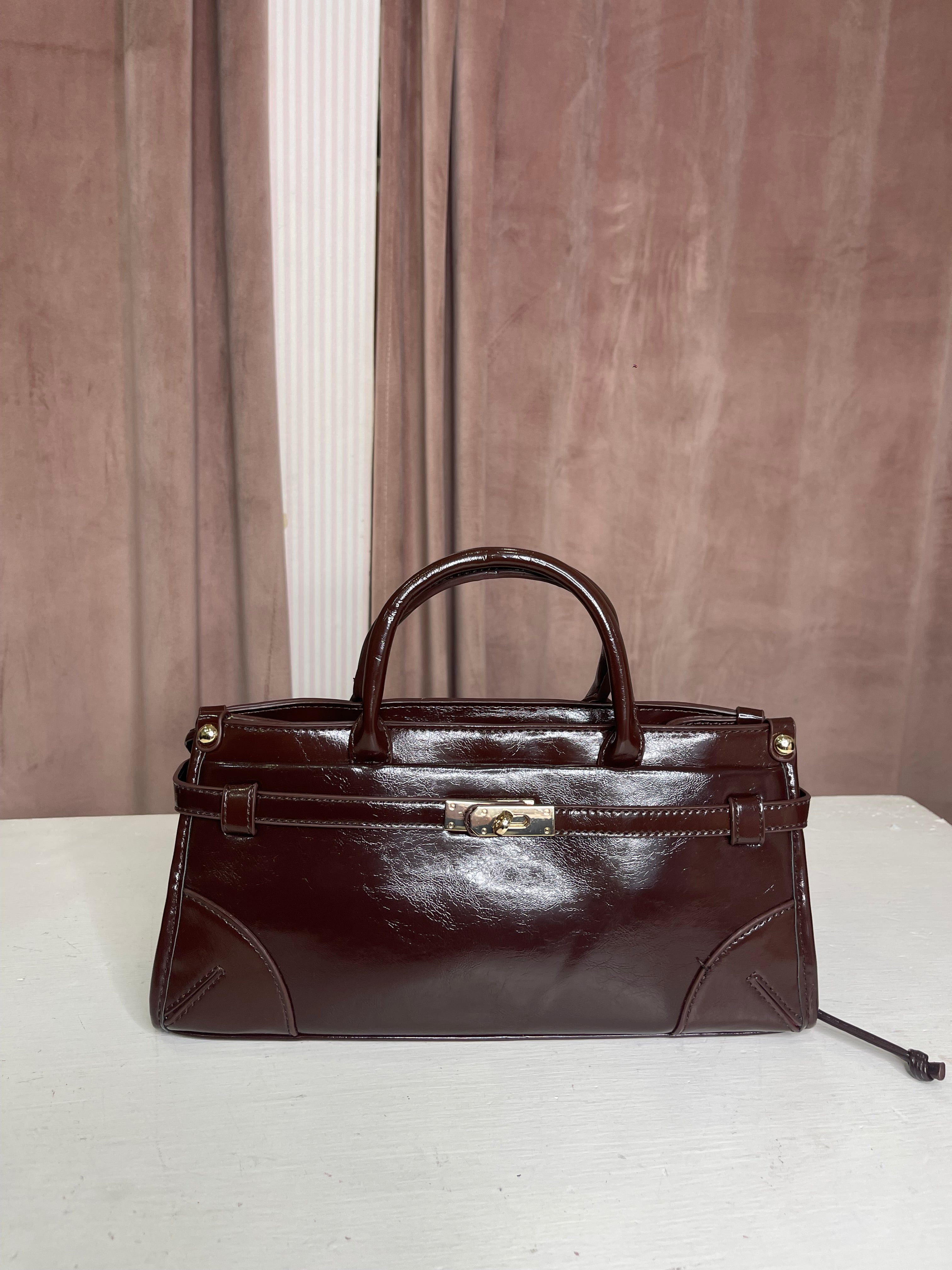 Borsa a mano con finiture lucide