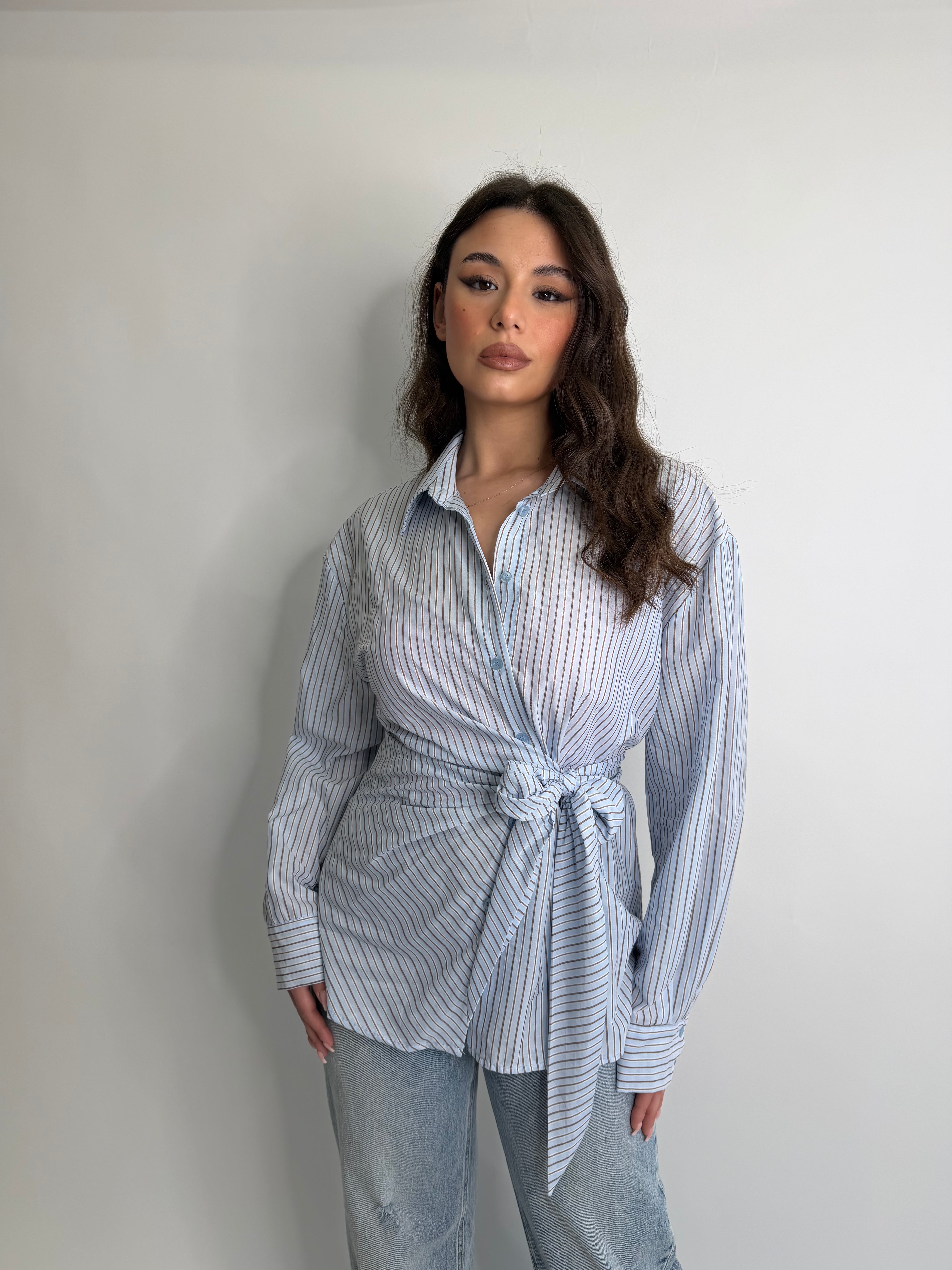Camicia a righe con nodo