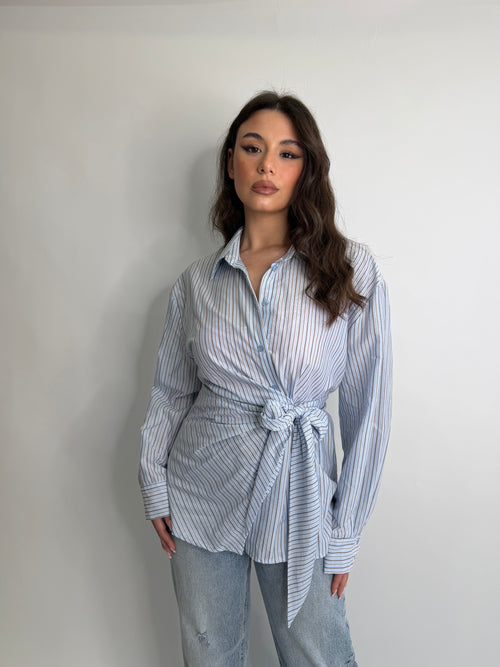 Camicia a righe con nodo
