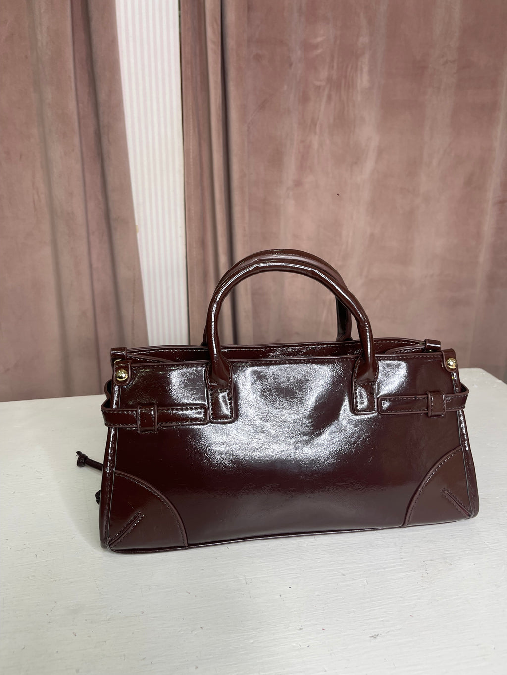 Borsa a mano con finiture lucide