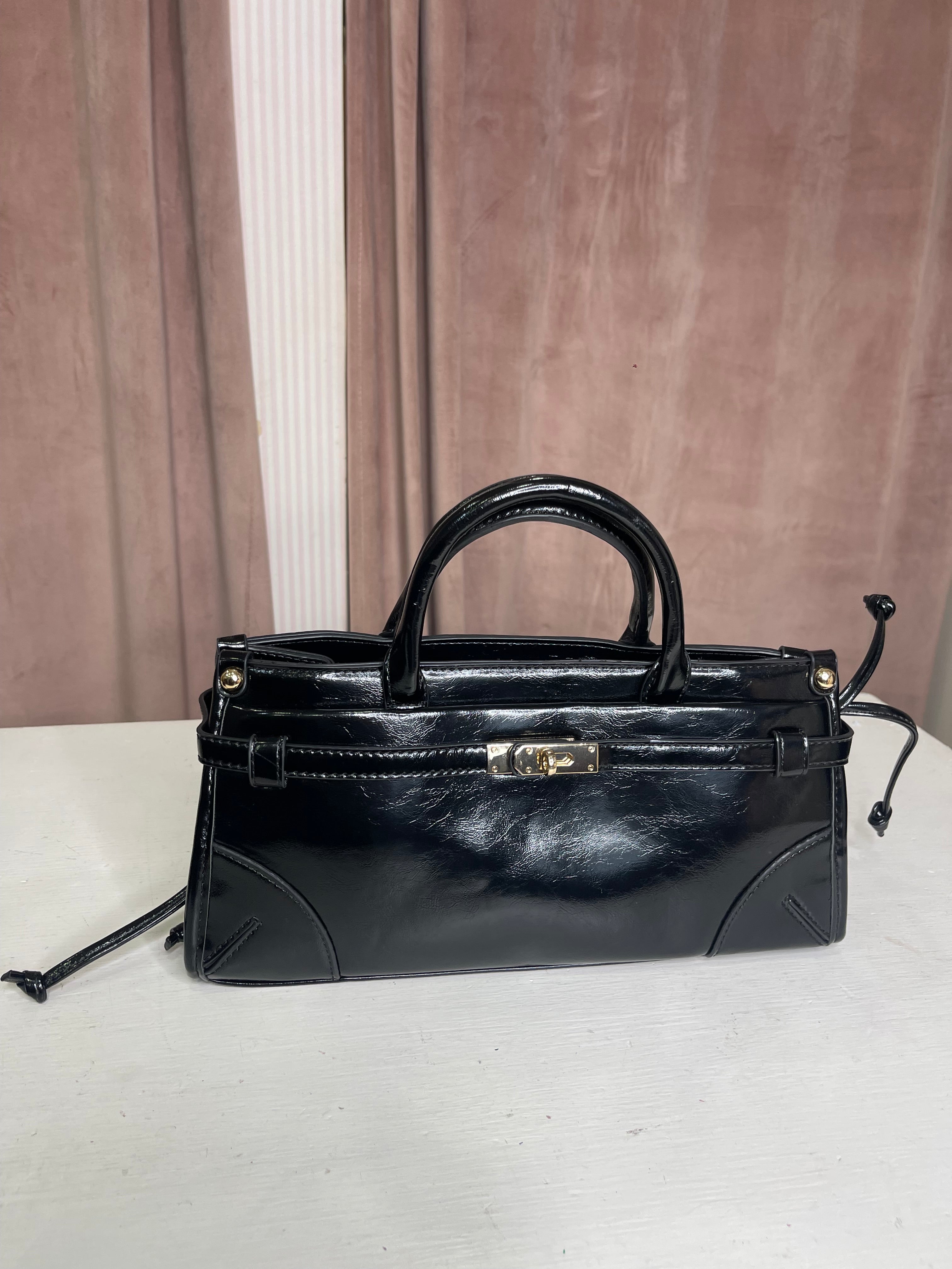 Borsa a mano con finiture lucide