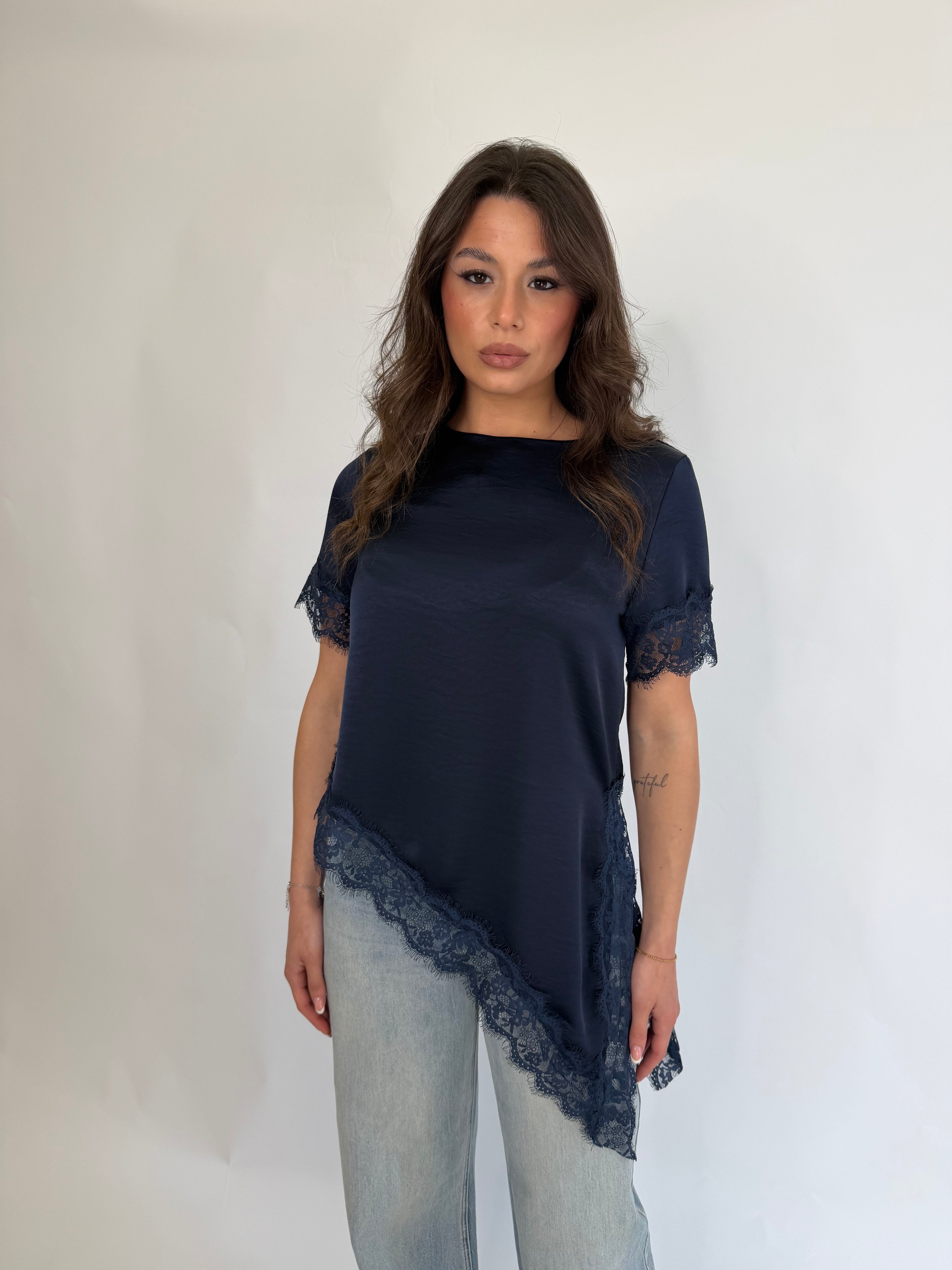 Maglia con pizzo trasversale