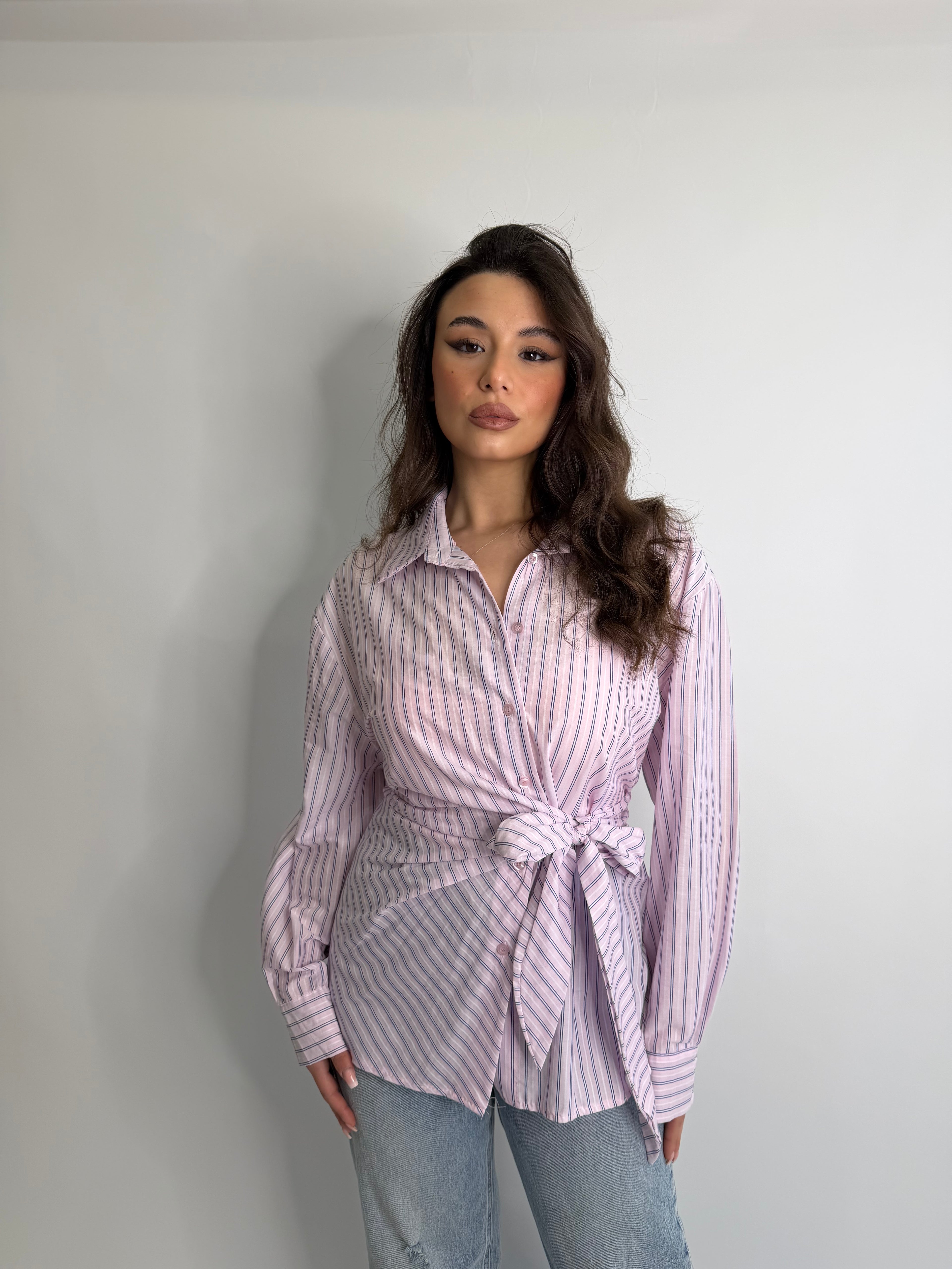 Camicia a righe con nodo