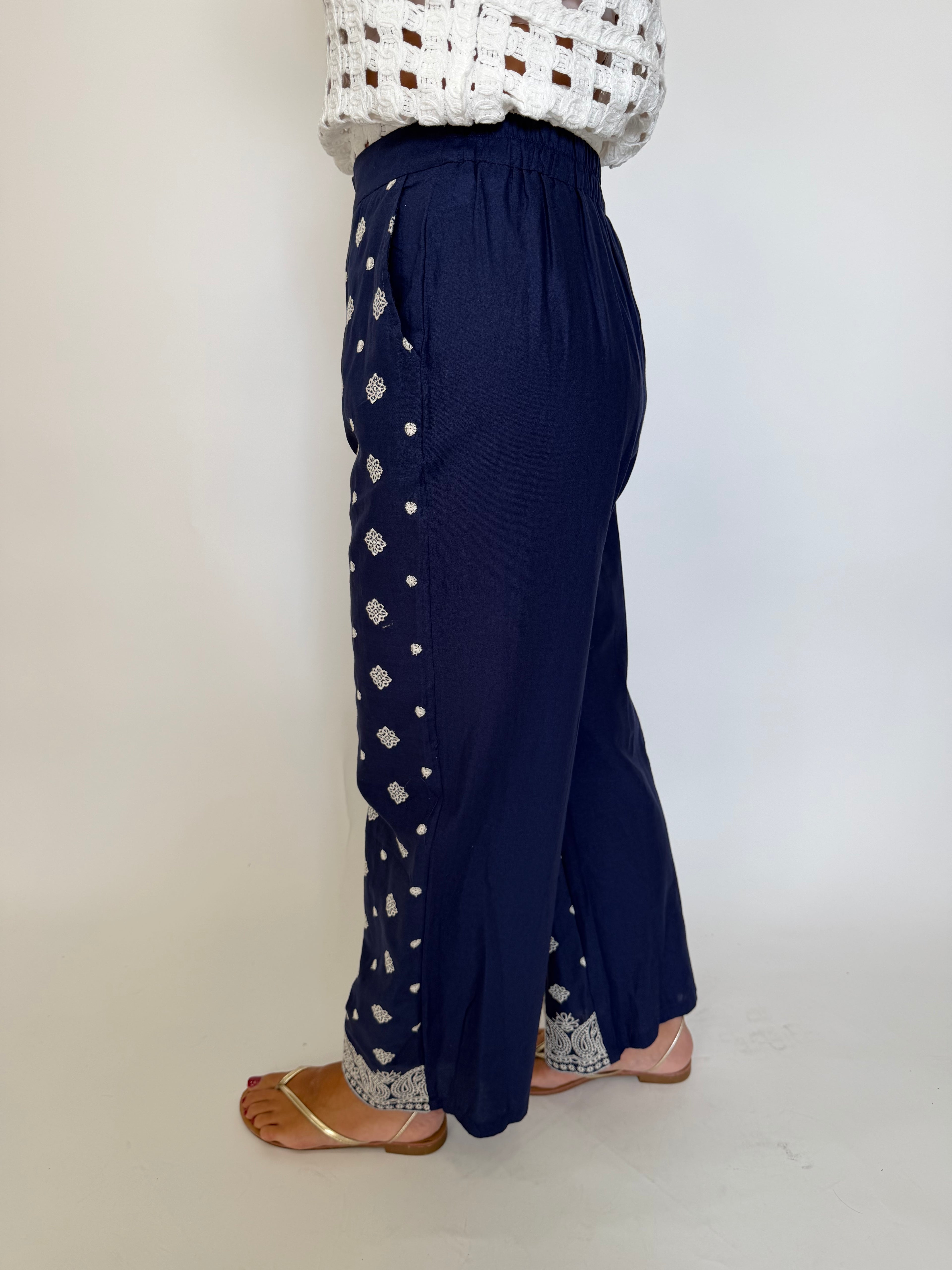 Pantaloni blu ricamati