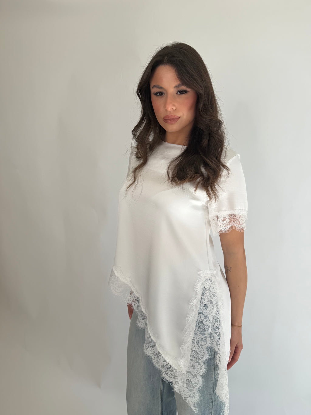 Maglia con pizzo trasversale